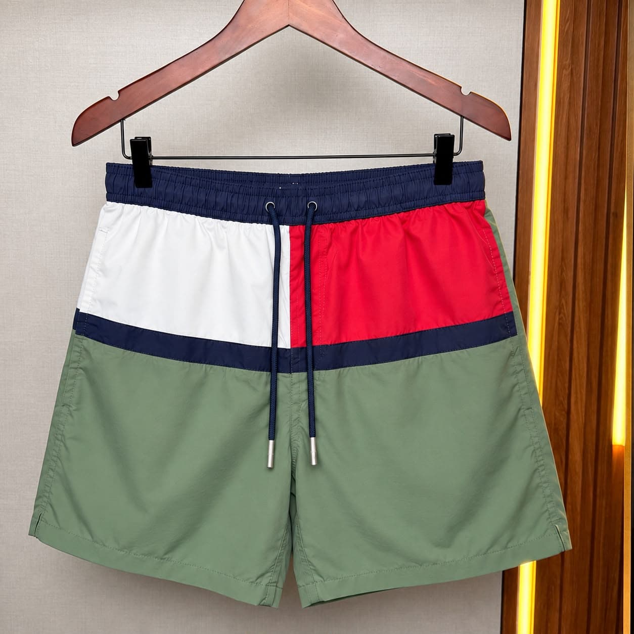 Short tactel importado Tommy Hilfiger Faixa cor Militar