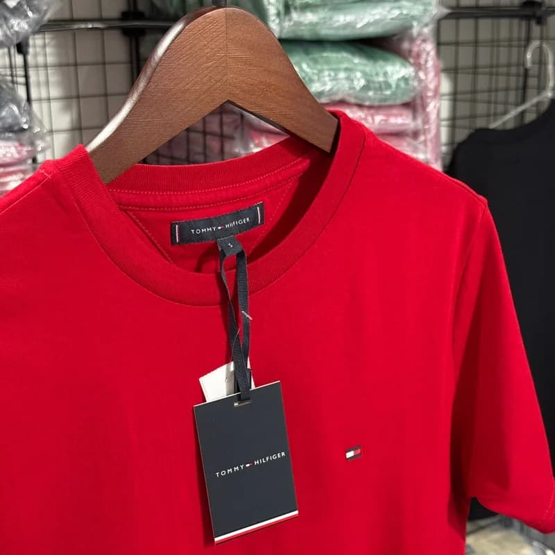 Camiseta Basica Tommy Hilfiger cor Vermelho