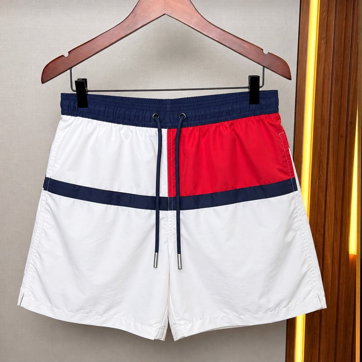 Short tactel importado Tommy Hilfiger Faixa cor Branca
