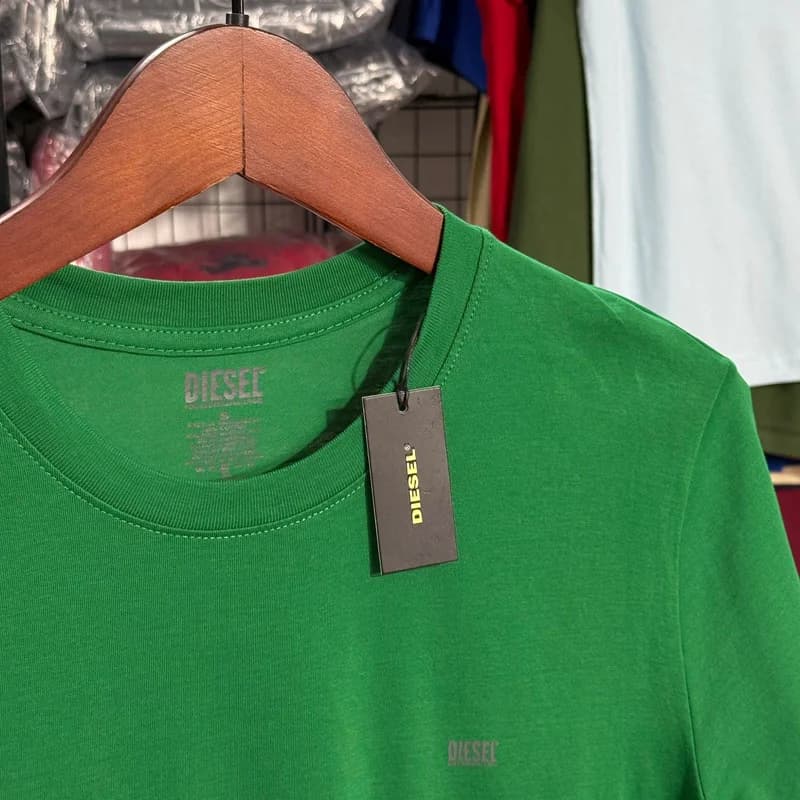 Camiseta Basica Diesel Minimalista cor Verde Bandeira